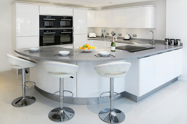 Mittelgroße Moderne Küche in Hampshire