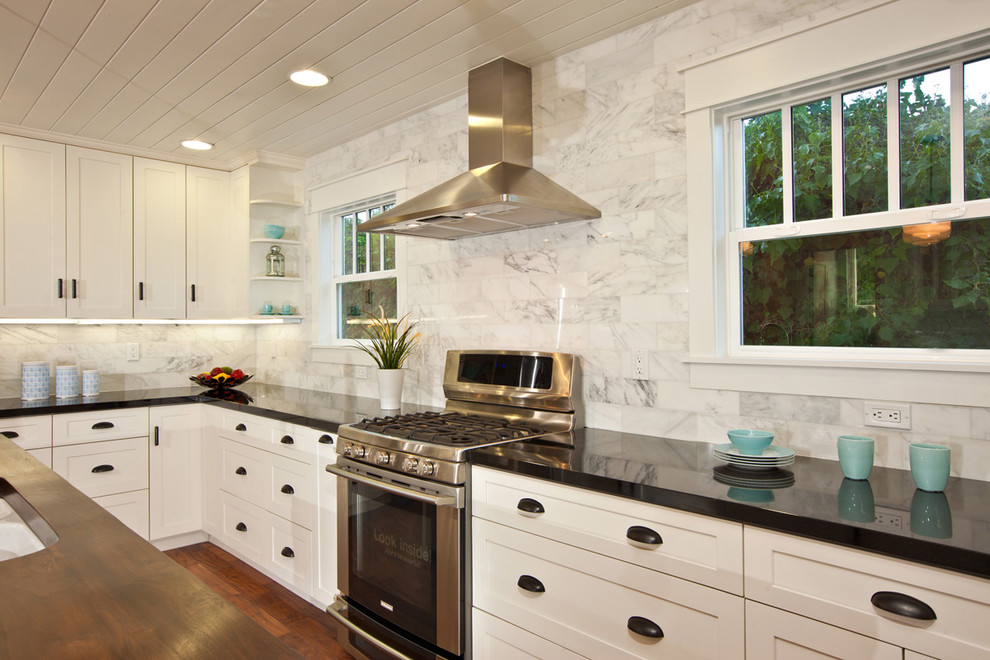 Klassische Küche mit Küchengeräten aus Edelstahl, Granit-Arbeitsplatte, Küchenrückwand in Weiß und Rückwand aus Marmor in San Diego