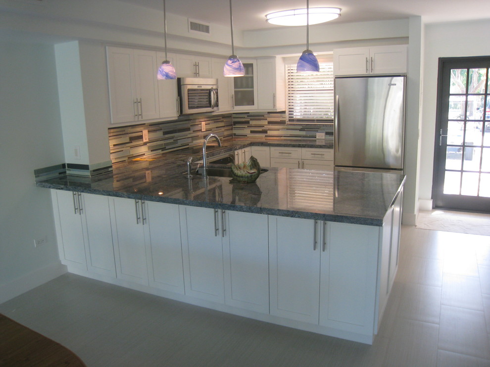 Exempel på ett klassiskt kök, med en undermonterad diskho, skåp i shakerstil, vita skåp, granitbänkskiva och rostfria vitvaror