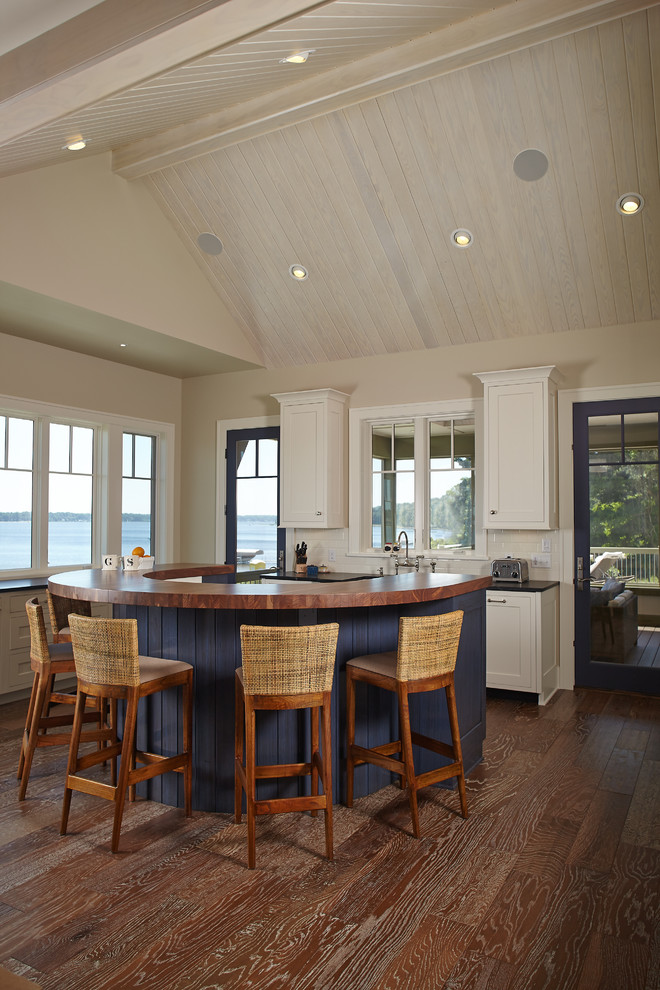 グランドラピッズにあるビーチスタイルのおしゃれなキッチン (落し込みパネル扉のキャビネット、白いキャビネット、白いキッチンパネル) の写真