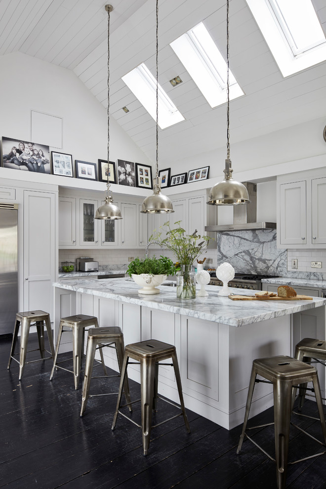 Foto di una grande cucina classica con ante grigie, top in marmo, paraspruzzi bianco, paraspruzzi in marmo, parquet scuro, ante in stile shaker e pavimento marrone