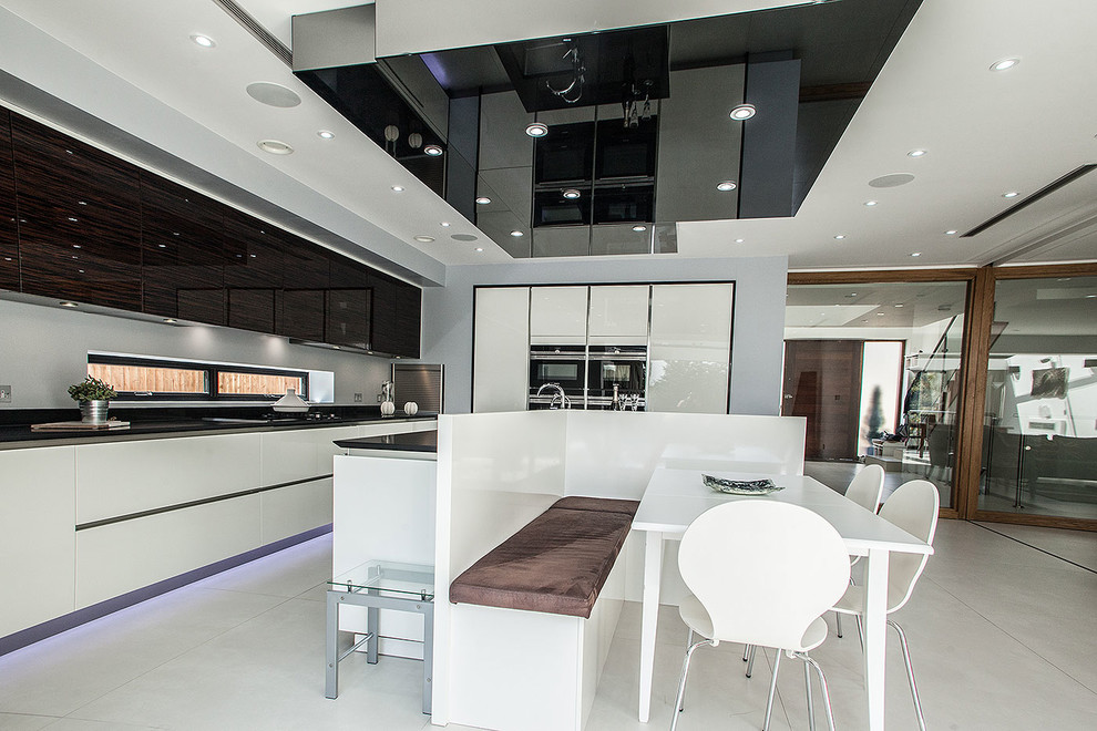 Idee per una grande cucina design con ante lisce, ante bianche, top in quarzo composito e pavimento in gres porcellanato