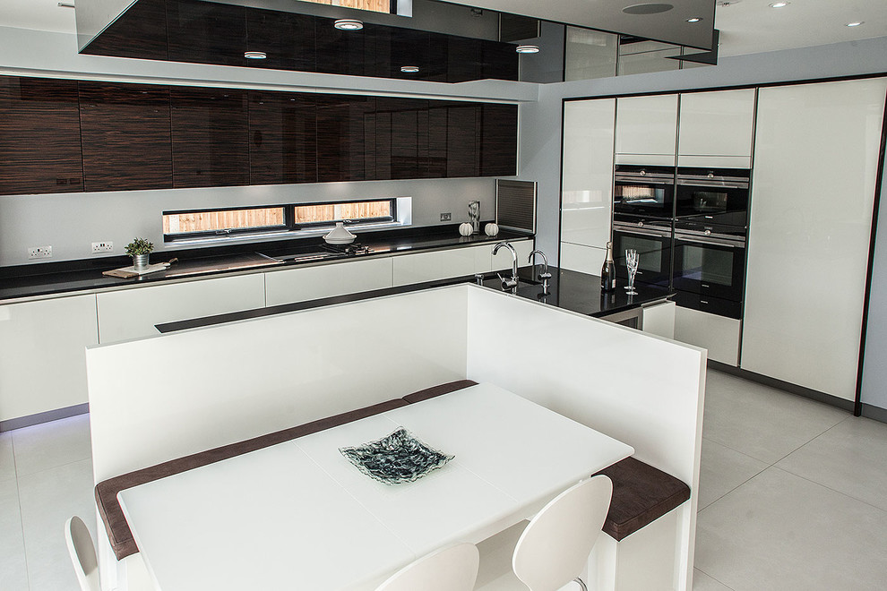 Große Moderne Wohnküche in L-Form mit flächenbündigen Schrankfronten, weißen Schränken, Quarzwerkstein-Arbeitsplatte, Porzellan-Bodenfliesen und Kücheninsel in London