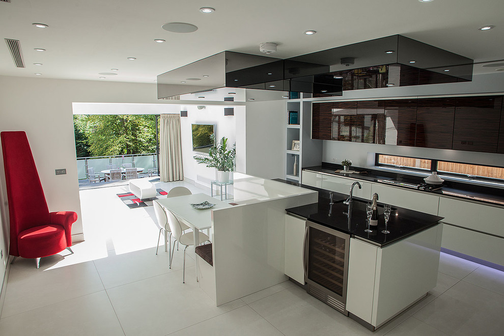 Große Moderne Wohnküche in L-Form mit flächenbündigen Schrankfronten, weißen Schränken, Quarzwerkstein-Arbeitsplatte, Porzellan-Bodenfliesen und Kücheninsel in London