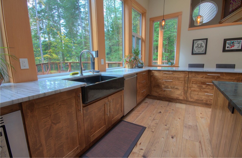 Foto på ett mycket stort funkis kök, med en rustik diskho, skåp i shakerstil, skåp i mellenmörkt trä, bänkskiva i kvartsit, vitt stänkskydd, stänkskydd i sten, rostfria vitvaror, ljust trägolv och en köksö