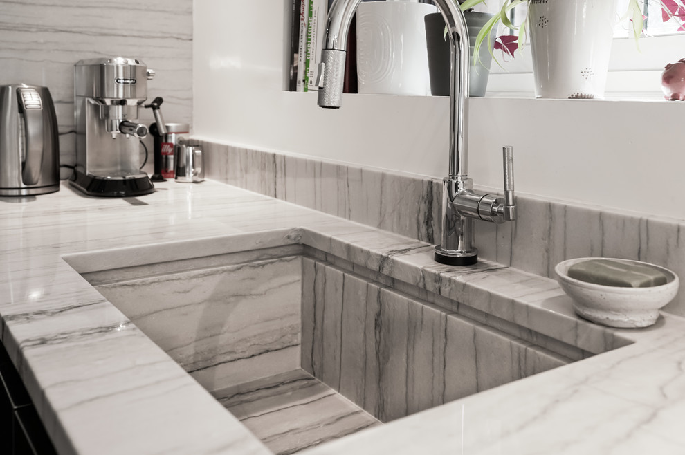 Moderne Wohnküche in U-Form mit integriertem Waschbecken, Küchenrückwand in Beige, Rückwand aus Stein, Küchengeräten aus Edelstahl und beiger Arbeitsplatte in New York