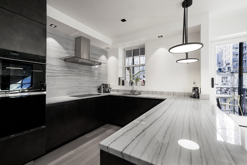 Moderne Wohnküche in U-Form mit integriertem Waschbecken, Küchenrückwand in Beige, Rückwand aus Stein, Küchengeräten aus Edelstahl und beiger Arbeitsplatte in New York