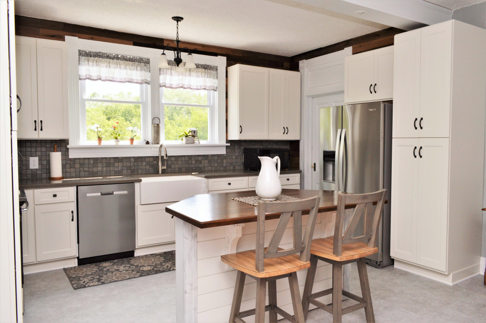 Inredning av ett lantligt avskilt, mellanstort grå grått u-kök, med en rustik diskho, skåp i shakerstil, vita skåp, bänkskiva i koppar, grått stänkskydd, stänkskydd i stenkakel, rostfria vitvaror, en köksö och grått golv