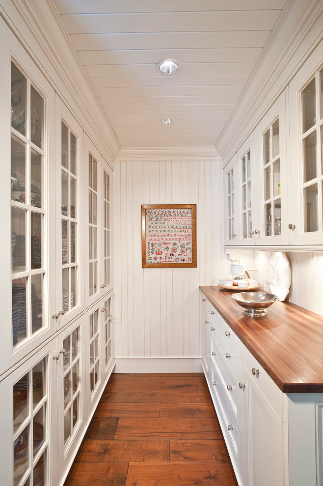 Diseño de cocina tradicional de obra con encimera de madera, armarios tipo vitrina, puertas de armario blancas y despensa