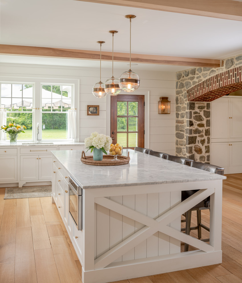 Inspiration pour une grande cuisine ouverte rustique en L avec un évier encastré, des portes de placard blanches, plan de travail en marbre, parquet clair, îlot, un sol beige, un plan de travail gris, un placard à porte shaker, une crédence blanche et une crédence en bois.