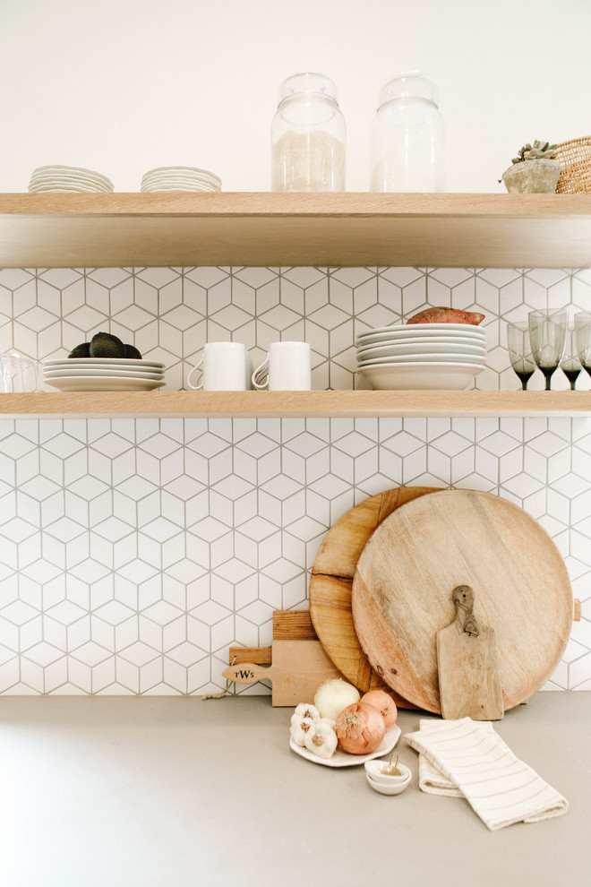 Foto di una cucina moderna con paraspruzzi bianco e paraspruzzi con piastrelle in ceramica
