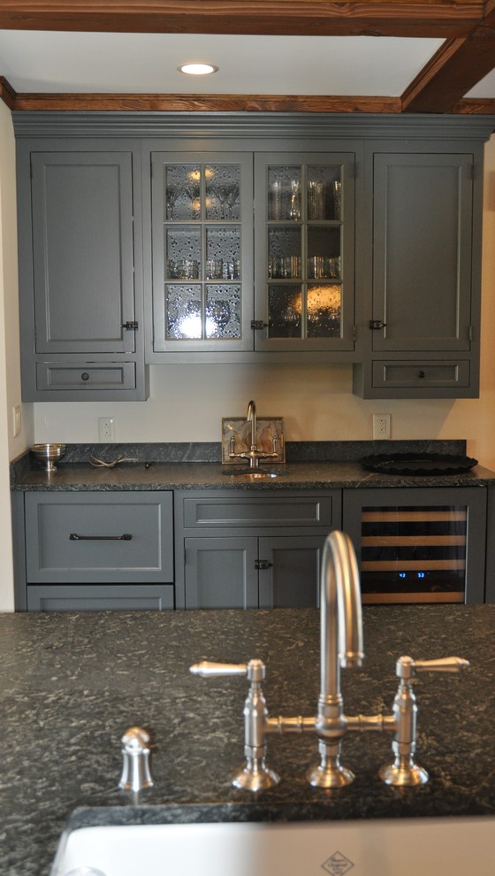 Klassische Küche mit Unterbauwaschbecken, Schrankfronten mit vertiefter Füllung, grauen Schränken, Granit-Arbeitsplatte und Kücheninsel in Sonstige