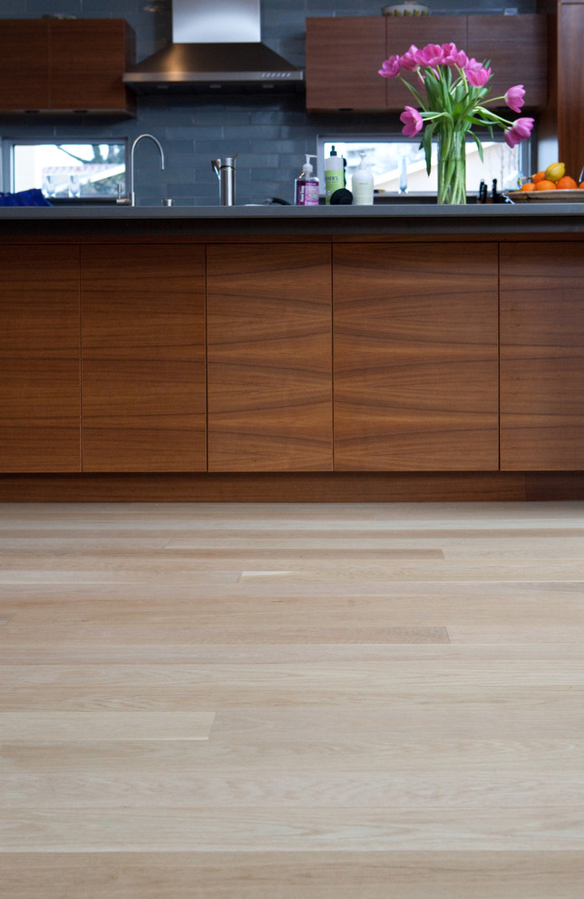 Foto på ett stort funkis kök, med släta luckor, bruna skåp, ljust trägolv och vitt golv