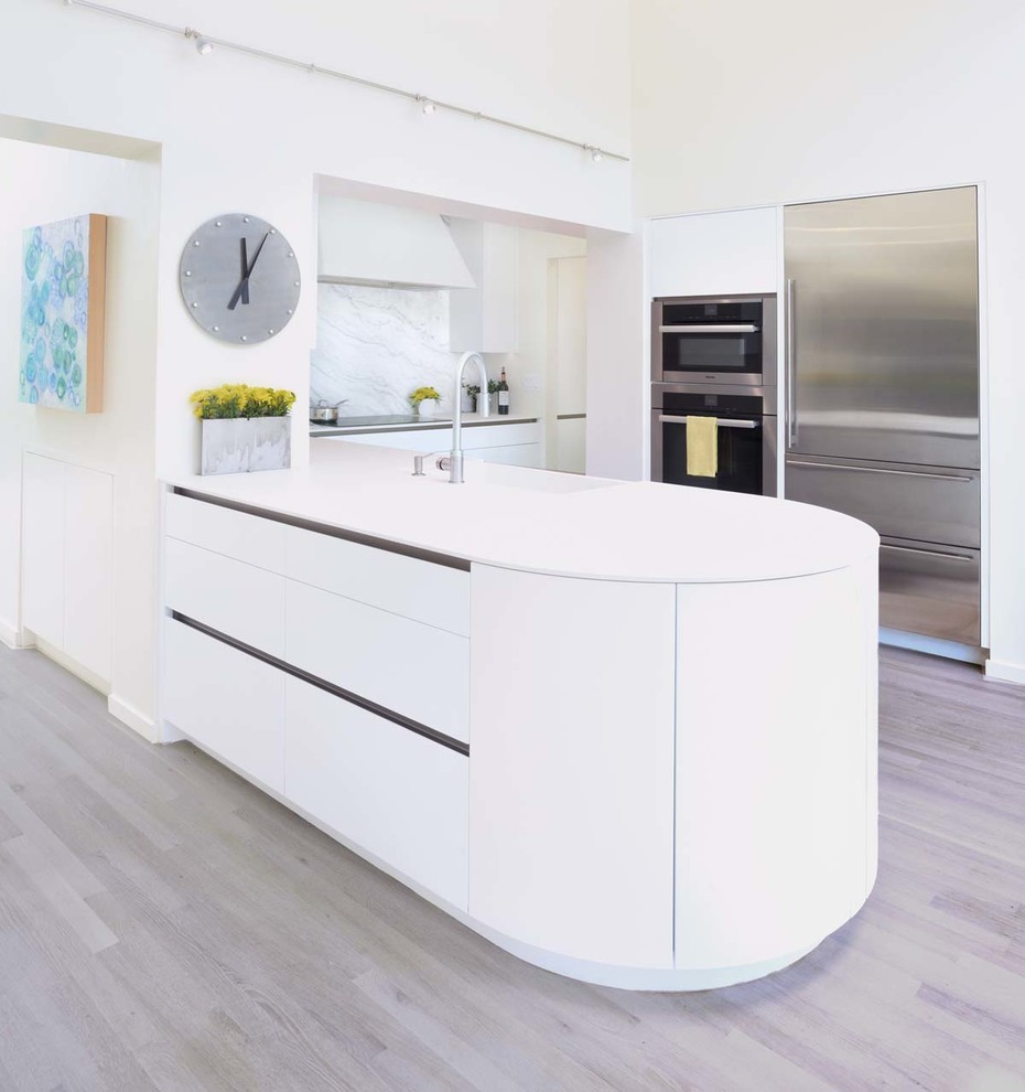 Foto di una cucina moderna con lavello stile country, ante lisce, ante bianche, paraspruzzi in marmo, elettrodomestici in acciaio inossidabile, pavimento grigio e top bianco