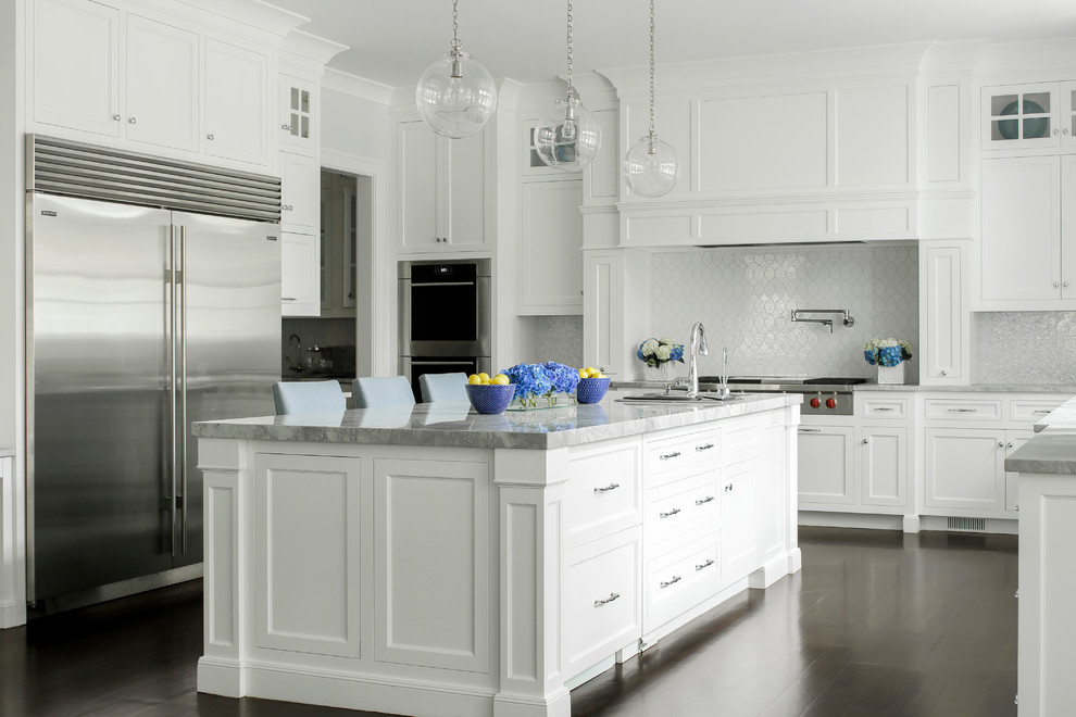 Foto di una cucina classica di medie dimensioni con lavello sottopiano, ante bianche, top in quarzite, paraspruzzi bianco, elettrodomestici in acciaio inossidabile e parquet scuro