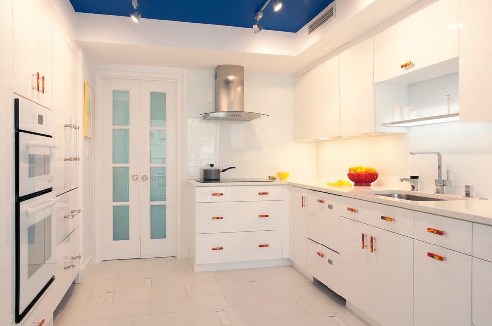 Пример оригинального дизайна: кухня в стиле фьюжн с одинарной мойкой, плоскими фасадами, белыми фасадами, белым фартуком и белой техникой