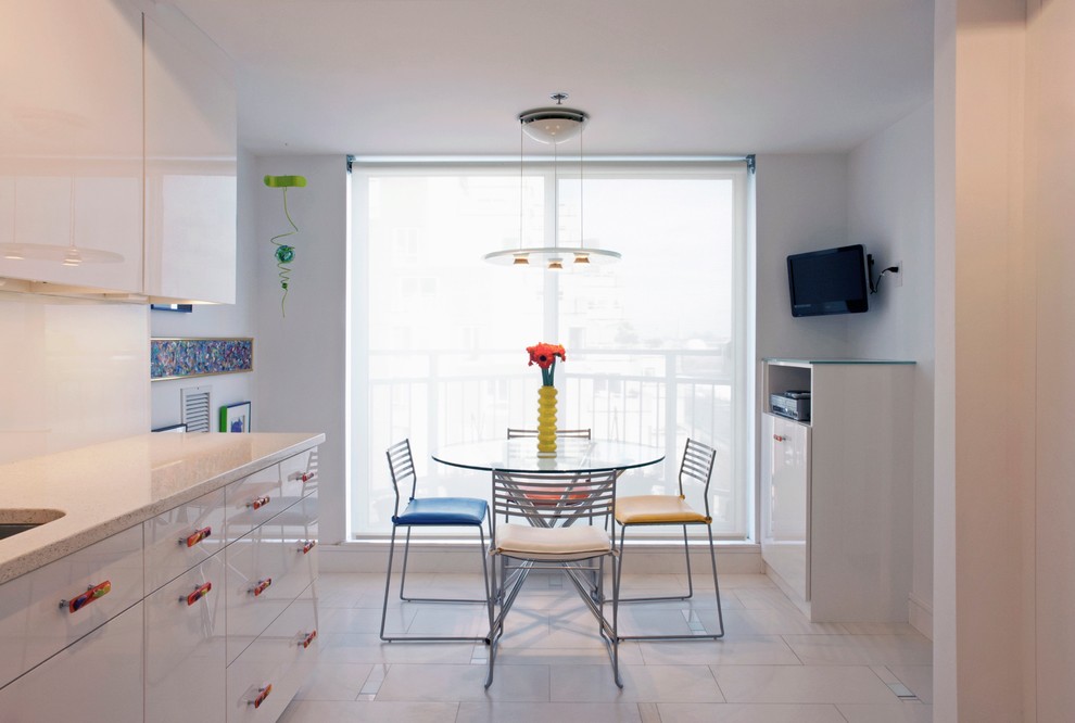 Stilmix Wohnküche mit flächenbündigen Schrankfronten, weißen Schränken und Küchenrückwand in Weiß in Boston