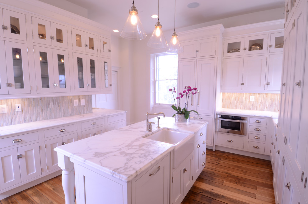 Exempel på ett mellanstort klassiskt kök, med en rustik diskho, skåp i shakerstil, vita skåp, bänkskiva i täljsten, flerfärgad stänkskydd, stänkskydd i stickkakel, rostfria vitvaror, mörkt trägolv, en köksö och brunt golv