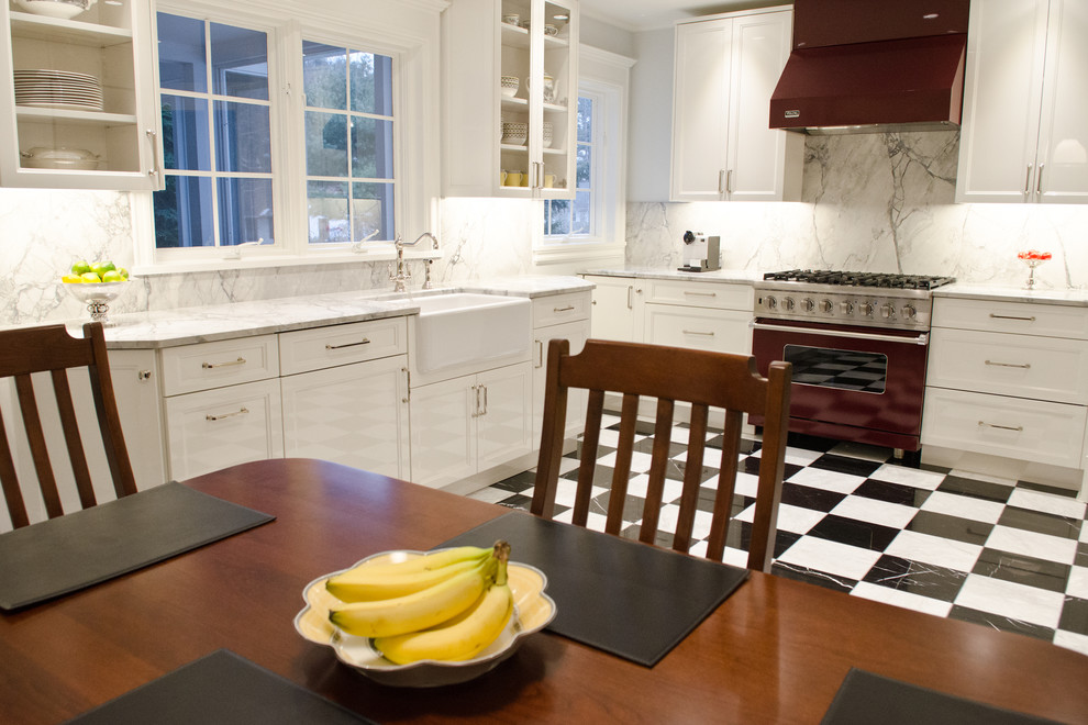 Bild på ett mellanstort vintage kök och matrum, med en rustik diskho, luckor med glaspanel, vita skåp, bänkskiva i kvartsit, vitt stänkskydd, stänkskydd i sten, integrerade vitvaror och marmorgolv