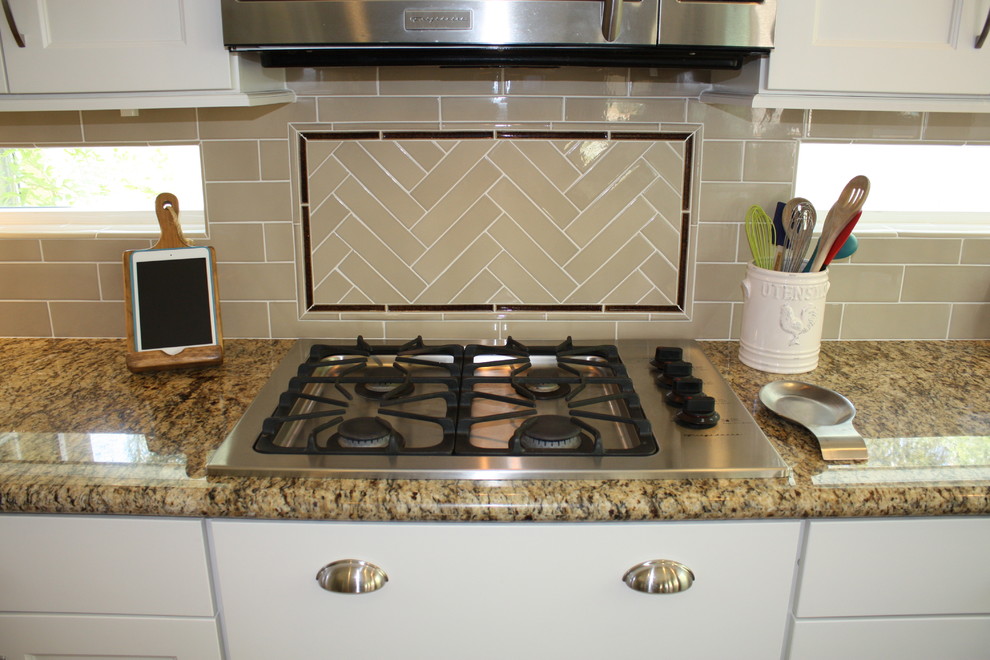Foto på ett mellanstort vintage kök, med luckor med infälld panel, vita skåp, granitbänkskiva, beige stänkskydd, stänkskydd i keramik, rostfria vitvaror, en enkel diskho och laminatgolv