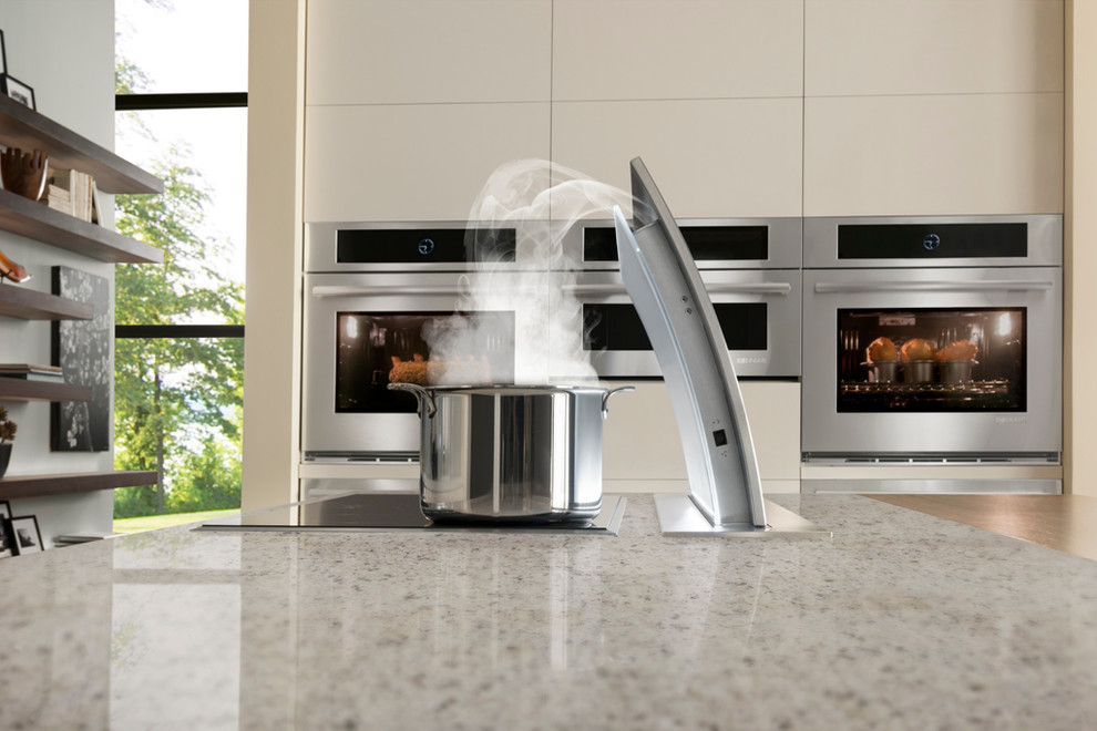 Esempio di una cucina abitabile moderna con ante lisce, top in vetro riciclato e elettrodomestici in acciaio inossidabile