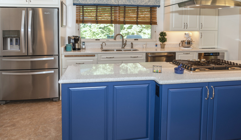 Zweizeilige, Mittelgroße Klassische Küche mit Unterbauwaschbecken, profilierten Schrankfronten, weißen Schränken, Küchenrückwand in Weiß, Küchengeräten aus Edelstahl, Keramikboden und Kücheninsel in Washington, D.C.