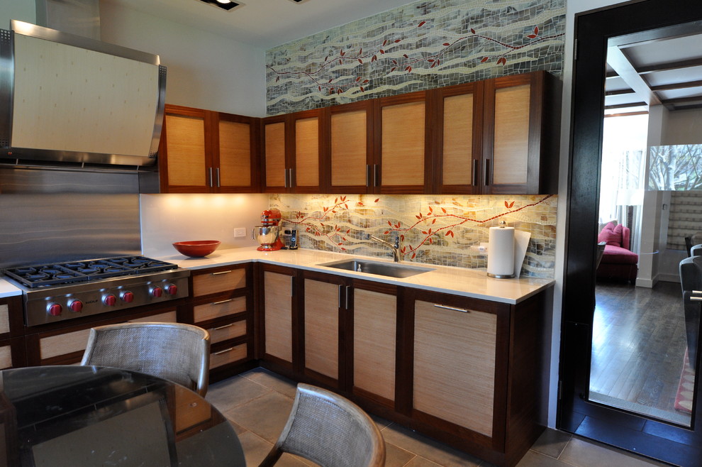 Exempel på ett asiatiskt kök och matrum, med en enkel diskho, luckor med infälld panel, skåp i ljust trä, flerfärgad stänkskydd och rostfria vitvaror