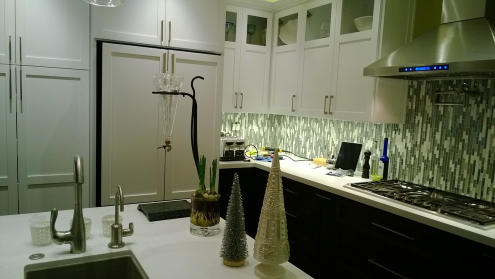 Foto di un cucina con isola centrale minimalista con lavello sottopiano, top in quarzo composito, paraspruzzi grigio, paraspruzzi con piastrelle di vetro e elettrodomestici in acciaio inossidabile