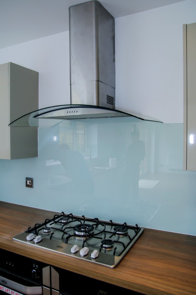 Imagen de cocina moderna con salpicadero de vidrio templado