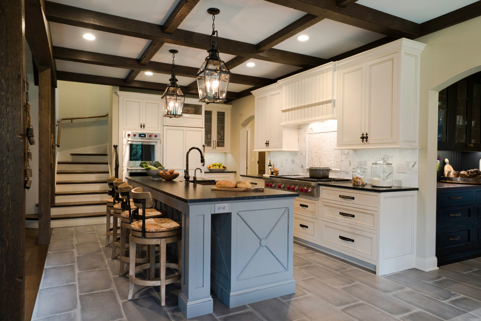 Foto på ett mellanstort rustikt kök, med en rustik diskho, släta luckor, vita skåp, bänkskiva i täljsten, vitt stänkskydd, stänkskydd i marmor, integrerade vitvaror, klinkergolv i porslin, en köksö och grått golv