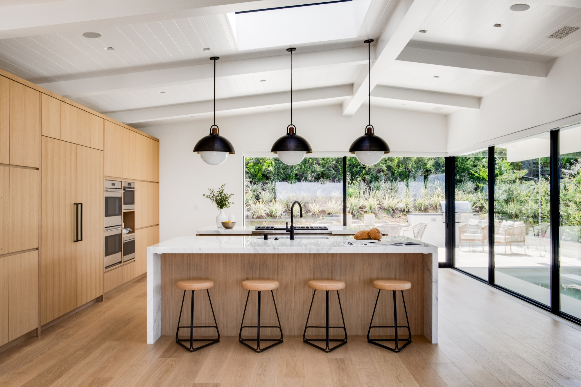 75 Beautiful Mid Century Modern Light Wood Floor Kitchen Pictures Ideas December 2020 Houzz