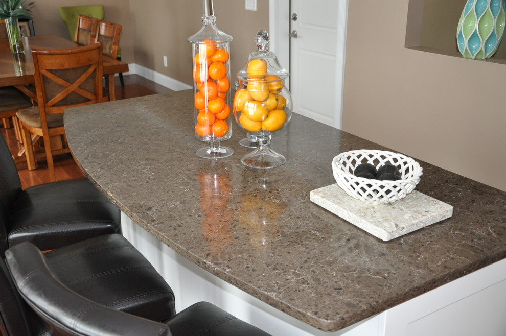 Foto di una cucina minimalista con ante in stile shaker, ante bianche, top in granito, paraspruzzi grigio, paraspruzzi con piastrelle diamantate, elettrodomestici in acciaio inossidabile e top beige