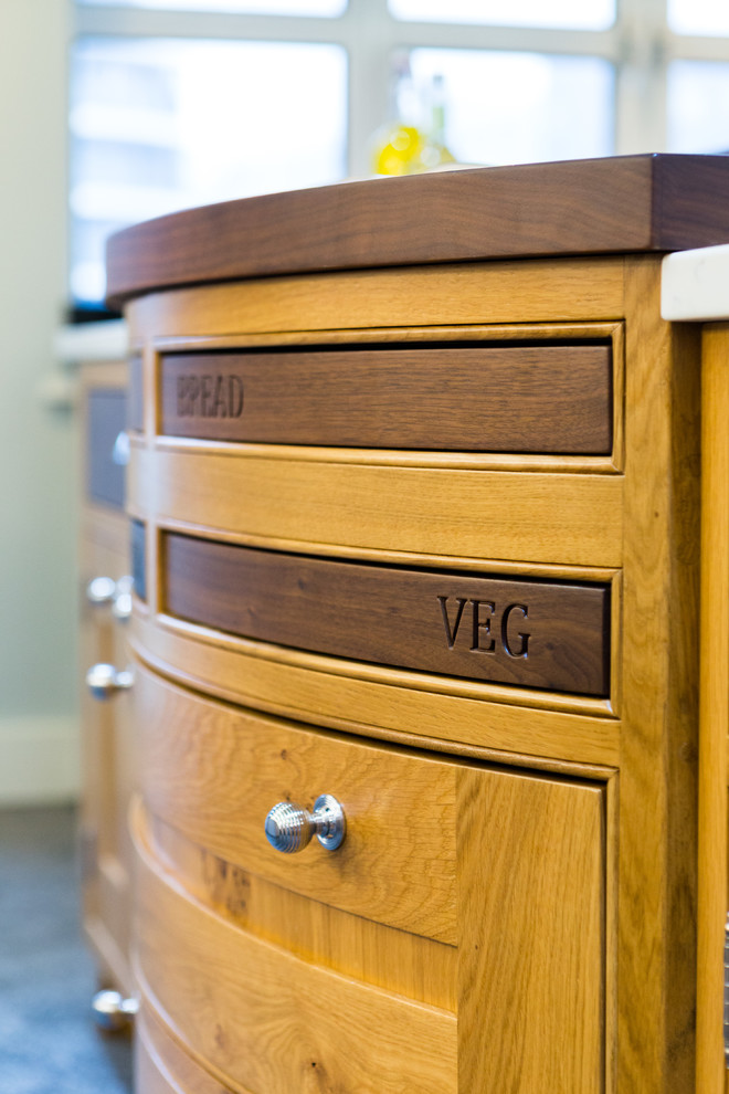 Inspiration pour une grande cuisine ouverte linéaire traditionnelle avec un placard à porte shaker, des portes de placard blanches et îlot.