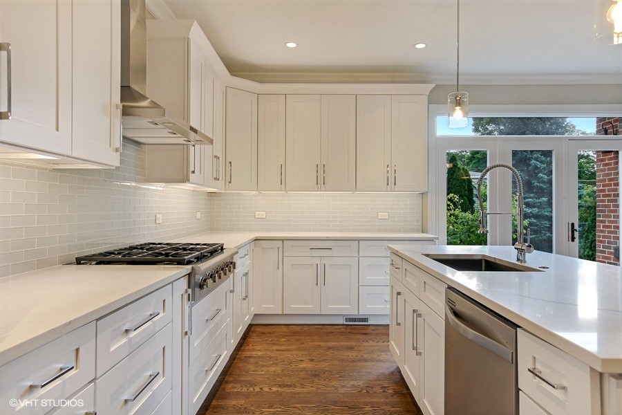 White Shaker - Modern - Kitchen - Chicago - by Luxahaus LLC | Houzz