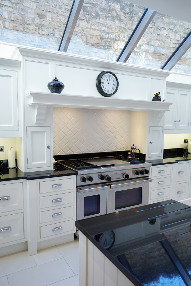 Свежая идея для дизайна: п-образная кухня-гостиная в современном стиле с фасадами в стиле шейкер, белыми фасадами и островом - отличное фото интерьера