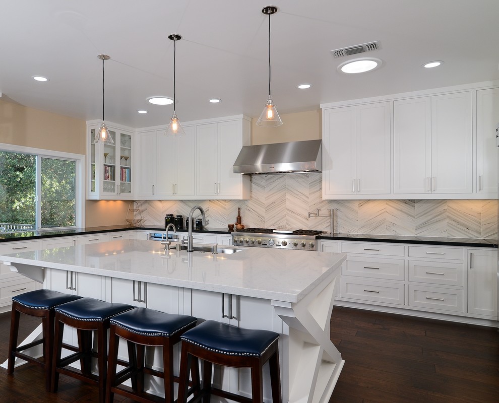 Klassische Wohnküche mit weißen Schränken, Mineralwerkstoff-Arbeitsplatte, Küchenrückwand in Weiß und Küchengeräten aus Edelstahl in Sacramento