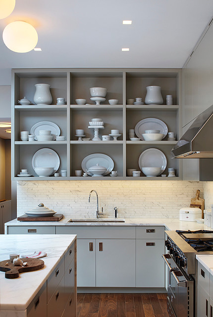 Foto på ett stort funkis kök, med en undermonterad diskho, släta luckor, marmorbänkskiva, stänkskydd i stenkakel, rostfria vitvaror, mellanmörkt trägolv, en köksö och grå skåp