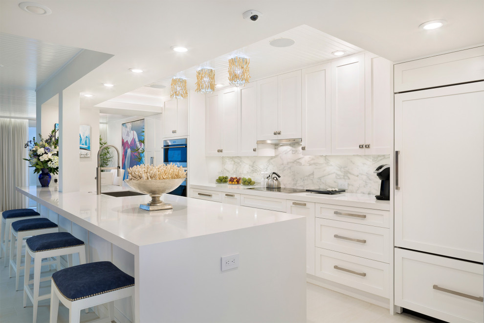 Foto på ett stort funkis vit linjärt kök med öppen planlösning, med en undermonterad diskho, skåp i shakerstil, vita skåp, marmorbänkskiva, flerfärgad stänkskydd, stänkskydd i marmor, rostfria vitvaror, klinkergolv i porslin, en köksö och vitt golv