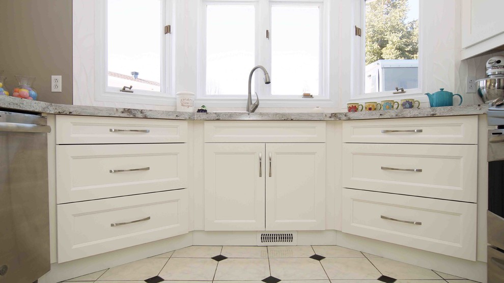 Diseño de cocina contemporánea de tamaño medio con fregadero de doble seno, armarios estilo shaker, puertas de armario blancas y encimera de laminado