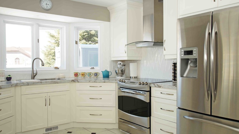 Mittelgroße Moderne Wohnküche in U-Form mit Doppelwaschbecken, Schrankfronten im Shaker-Stil, weißen Schränken und Laminat-Arbeitsplatte in Sonstige