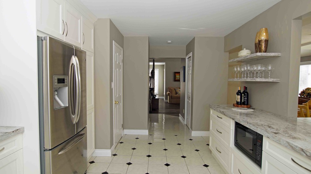 Immagine di una cucina design di medie dimensioni con lavello a doppia vasca, ante in stile shaker, ante bianche e top in laminato