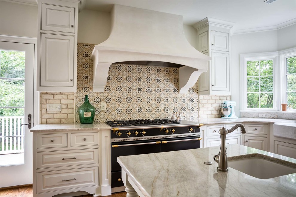 Idéer för stora vintage l-kök, med en rustik diskho, luckor med profilerade fronter, vita skåp, marmorbänkskiva, flerfärgad stänkskydd, stänkskydd i mosaik, integrerade vitvaror, mellanmörkt trägolv och en köksö