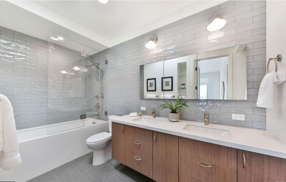 Foto de cuarto de baño retro de tamaño medio con armarios con paneles lisos, puertas de armario blancas, suelo de madera oscura y suelo marrón