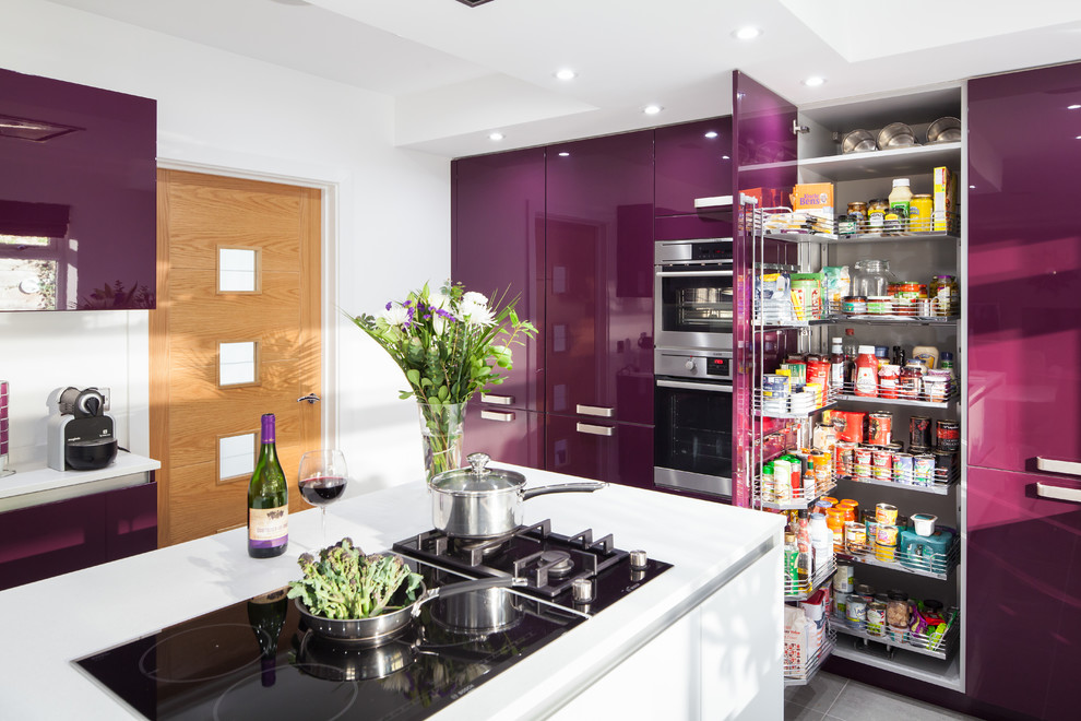 Große Moderne Küche mit flächenbündigen Schrankfronten, weißen Schränken und Kücheninsel in Kent