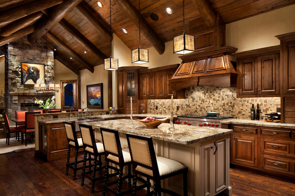 На фото: кухня-гостиная в стиле рустика с фасадами с выступающей филенкой, темными деревянными фасадами, коричневым фартуком и фартуком из плитки мозаики