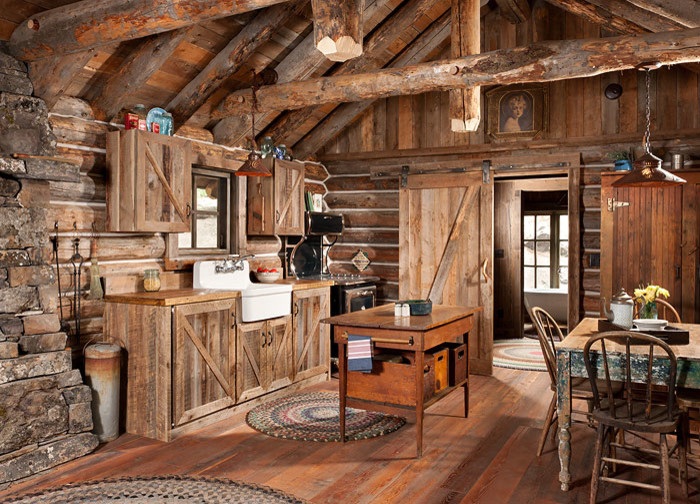 Idéer för ett mellanstort rustikt linjärt kök med öppen planlösning, med en rustik diskho, skåp i shakerstil, skåp i slitet trä, träbänkskiva, brunt stänkskydd, stänkskydd i trä, svarta vitvaror, mellanmörkt trägolv och en köksö