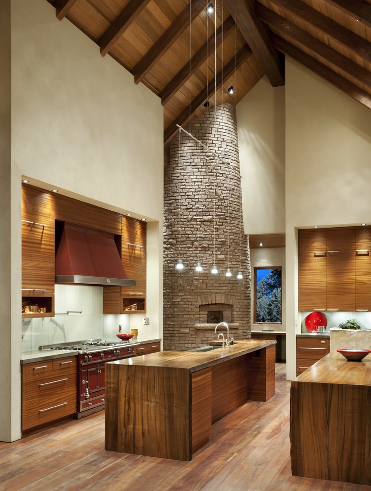 Пример оригинального дизайна: кухня в современном стиле с фартуком из стеклянной плитки, деревянной столешницей, белым фартуком, плоскими фасадами, фасадами цвета дерева среднего тона и цветной техникой