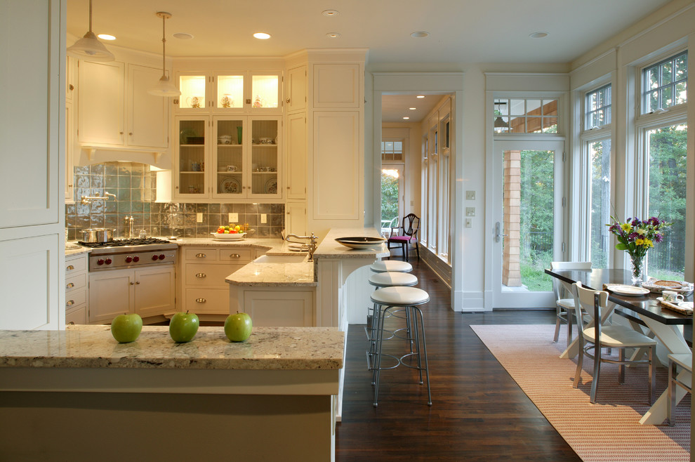 Klassische Wohnküche in U-Form mit Glasfronten, Granit-Arbeitsplatte und Küchengeräten aus Edelstahl in Baltimore