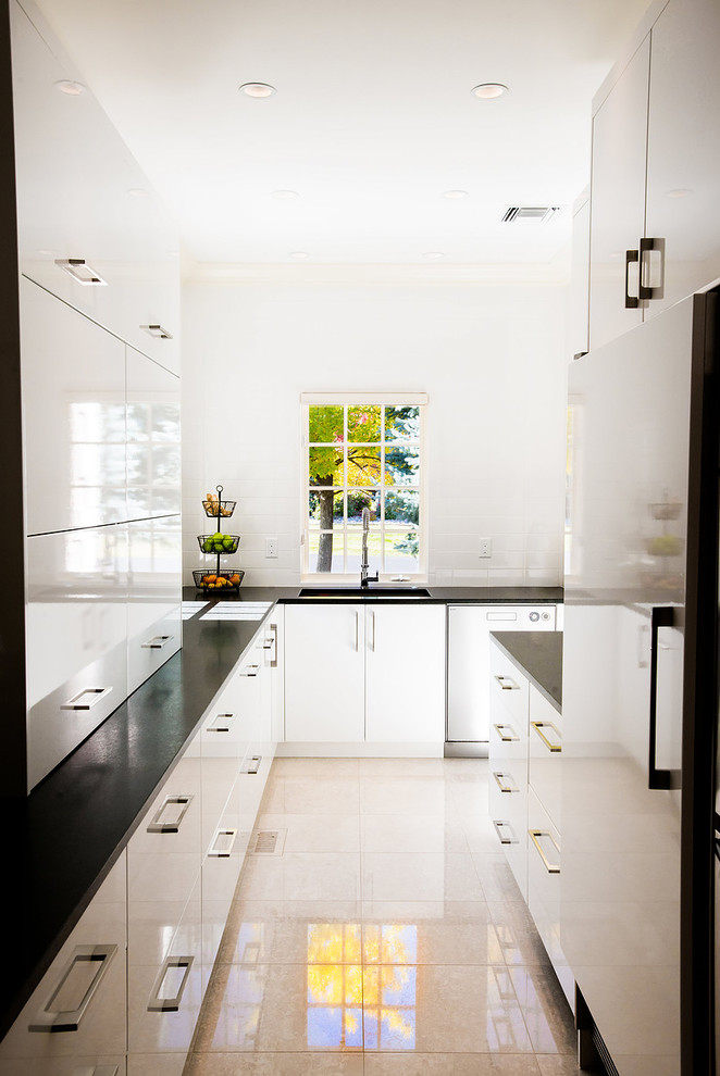 Mittelgroße Moderne Schmale Küche in L-Form mit flächenbündigen Schrankfronten, weißen Schränken, Halbinsel und Waschbecken in Denver