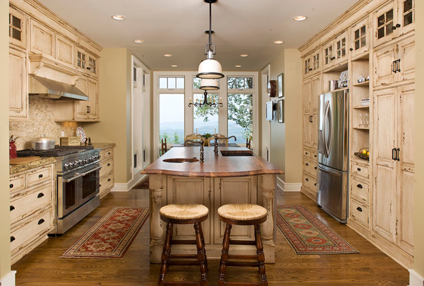 Example of a classic kitchen design in Other